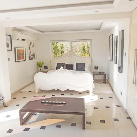 Luxury Cy Akrúnda